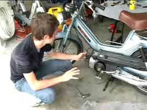 Nasıl Bir Motosiklet Düzeltmek İçin: Nasıl Moped Bujileri Kaldırmak İçin