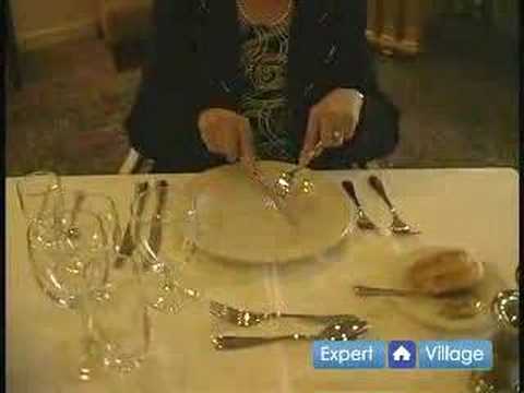 Akşam Yemeği Görgü Ve Uygun Masa Adabı: Bir Bıçak Amerikan Tarzı Kullanmak İçin Uygun Görgü Kuralları