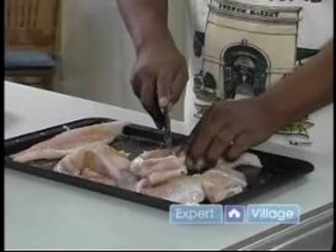 Bir Yayın Balığı Mahkeme Bouillon Tarifi Yapmak: Fileto Yapma Yayın Balığı Mahkeme Bouillon İçin Hazırlanıyor