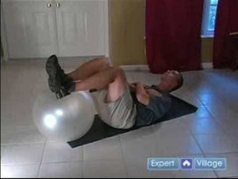 Nasıl Egzersiz Bir Denge Ball İle Yapılır: Denge Topu Ayakları Altında İle Karın Crunch