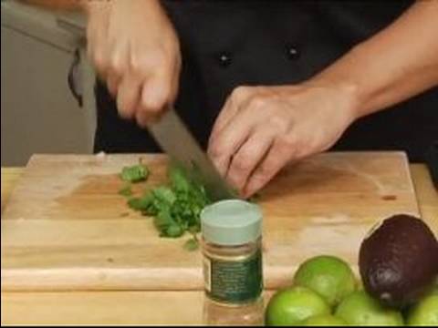 Tavuk Tortilla Çorbası Tarifi : Brokoli Çorbası İçin Kişniş Doğrayın 