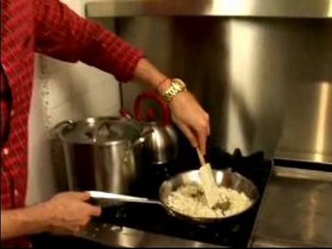 Nasıl Gurme Pancar Çorbası Yapmak: Pancar Çorbası İçin Soğan Sautéing