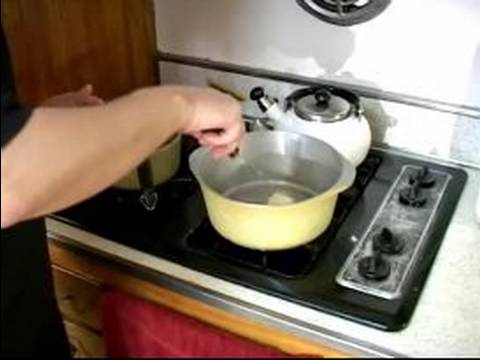 Nasıl Kremalı Brokoli Çorbası Yapmak: Brokoli Çorbası Krem İçin Soğan Tereyağı Ekleme
