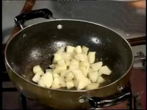 Hızlı & Kolay 5 Hint Yemek Tarifleri : Ekleme Patates Patlıcan & Patates Tarifi İçin Pişirme Yağı İçin 