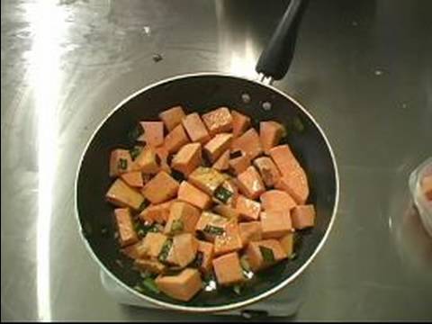 Patates Çorbası Tarifi : Sarımsağı İnce Dilimler Daha Sonra Sarımsak & Tatlı Patates Çorbası Eklemek Sote 