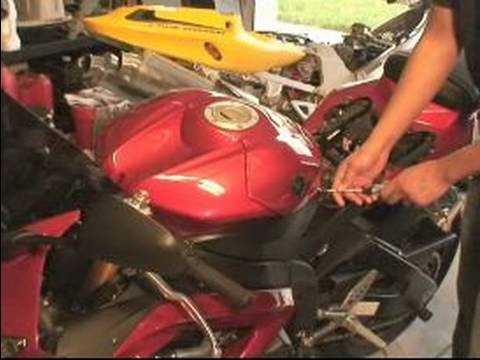 Motosiklet Bujileri Değiştirmek Nasıl: Yakıt Tankı Kaldırmak