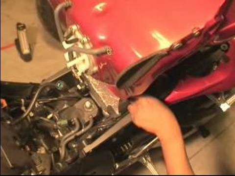Nasıl Motosiklet Bujileri Değiştirmek İçin: Eski Yerine Koymak Sırt Motosiklet Yakıt Tankı