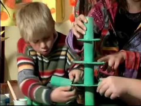 Çocuklar İçin Noel El Sanatları Yapım: Çocuklar İçin Noel El Sanatları Üzerinde Daireler Yapıştırma