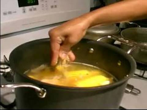 İspanyol Tavuk Şehriye Çorbası Tarifi: Bouillon Küp İspanyol Tavuk Çorbası İçin Ekleyin.