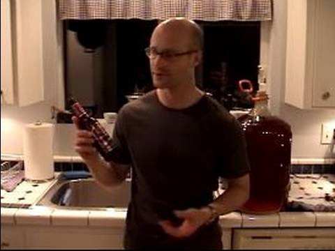Nasıl Ev Demlemek Koyu Lager Yapılır: Siyah Lager Bira Ev Demlendi İçin Şişe Hazırlanıyor