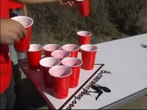 Nasıl Bira Pong Play: Bardak Bira Pong Kaldırma