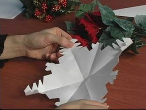 Nasıl Kağıt Kar Taneleri İçin Noel Süsleri Yapmak: Kağıt Kar Taneleri Üzerinde Çalışmanızı Kontrol Etmek İçin Nasıl
