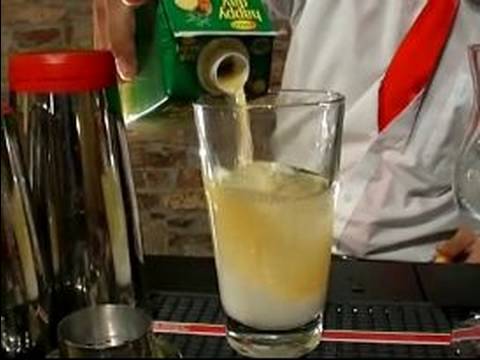 Nasıl Barmenlik Ve Yapmak Kokteyller Yapılır: Bir Pina Colada Karıştırma