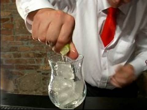 Nasıl Barmenlik Ve Yapmak Kokteyller Yapılır: Buz Bir Mai Tai Kokteyl Ekleme