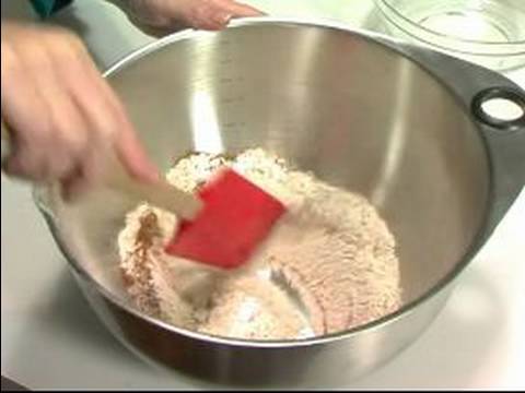 Karamel Sırlı Elmalı Kek Tarifi : Elmalı Kek İçin Kuru Malzemeleri Karıştırın 