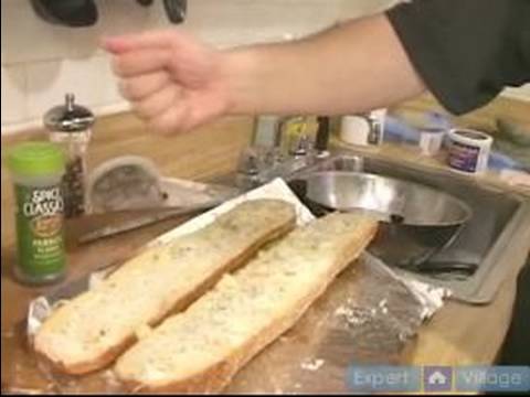 Sarımsaklı Ekmek Tarifi Talimatları: Kekik Sarımsak Ekmek İçin Ekleyin.