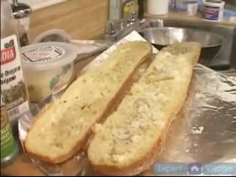 Sarımsaklı Ekmek Tarifi Talimatları: Parmesanlı Sarımsaklı Ekmek İçin Ekleyin.