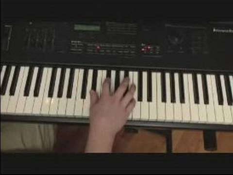 Nasıl Piyano Üzerinde Azalmış Akorları Oynanır: Küçük Düz 5 7 Hakkında Bilgi Edinin 1 İnversiyon Piyano Akor