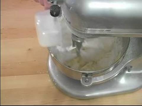 Nasıl Angel Cookies Yapmak: Nasıl Buzlanma İçin Süt Eklemek