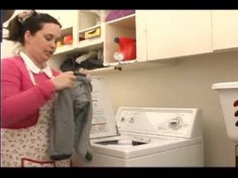 Nasıl Renkli Çamaşırhane Yıkamak İçin: Giysi Bir Çamaşır Makinesi Yükleme