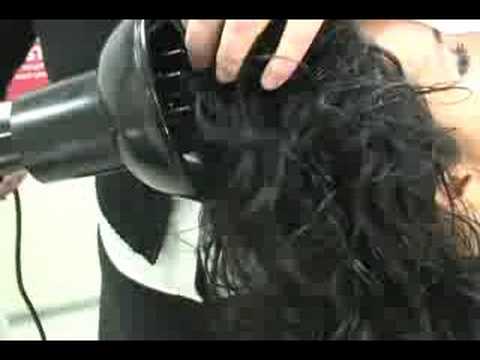Stil Kıvırcık Saç: Saç Spreyi Uygulama İçin Kıvırcık Saç