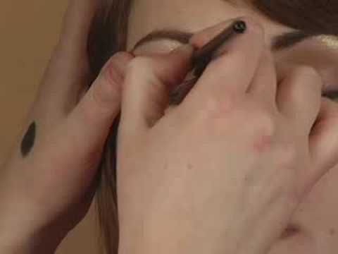 Uygulayarak Dumanlı Göz Makyajı : Dumanlı Gözler İçin Krem Göz Farı Uygulamak 