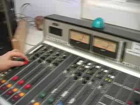 Nasıl Bir Radyo İstasyonu Çalışır: Radyo İstasyonları: Mikrofonlar Kadar Görüşme İçin Ayarlama