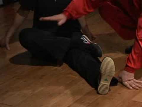 Kung Fu Uzanıyor: Kung Fu Çapraz Bacak Streç