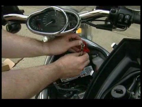 Bir Harley Davidson Üzerinde Bir Pil Değiştirme : Harley Davidson: Kapak Ve Pil Kabloları Havalandırma 