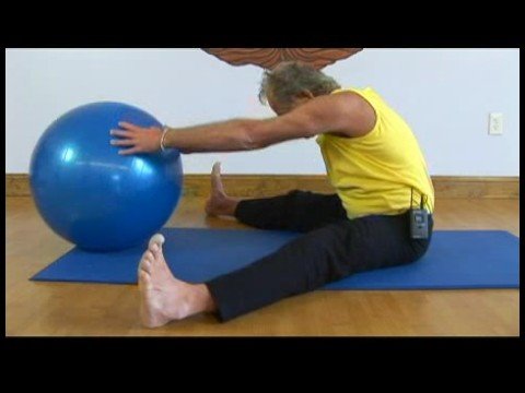 Yoga Sağlık Ve Sağlıklı Yaşam Egzersizleri : Yoga Topu Omuz Rulo Oturuyor 
