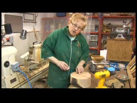 Bir Kase Boş Woodturning İçin Hazırlanıyor: Bir Kase Boş Bir Torna Üzerinde Takmak İçin Bir Yüz Levha Kullanarak