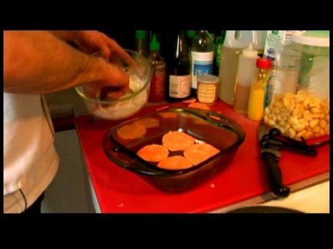 Curried Soğan Ve Apple Domuz Pirzolası: Soğan Ve Apple Domuz: Mix Un İle Elma, Fırında Tatlı Patates