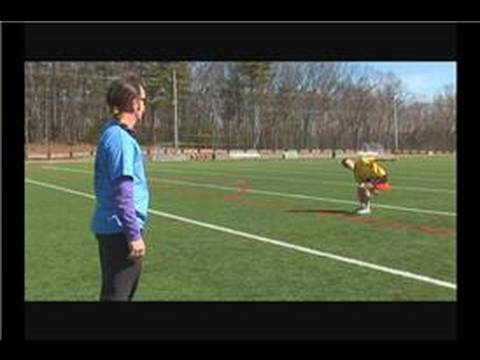 Freestyle Frisbee Uzanır, Backhand Ve Forehand Atar : Freestyle Frisbee Sandalye Fırlatmak