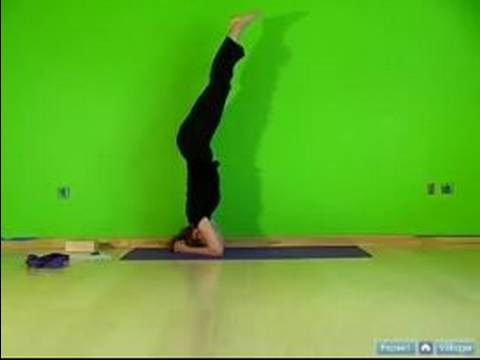 Yoga Teknikleri İçin Gelişmiş Silinme: Genişletilmiş Ayakları Üzerinde Kafa Yoga İnversiyon Poz