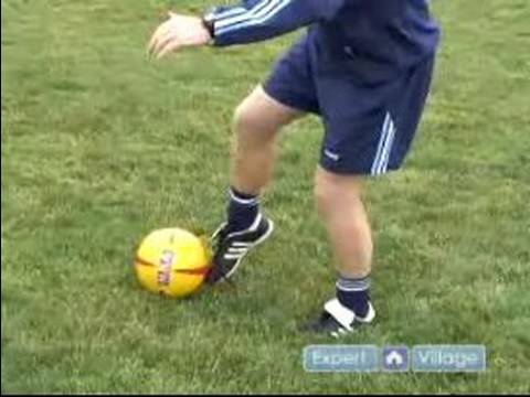 Bir Futbol Topu Tekmelemek İçin Ne Kadar Güç İle Bir Futbol Topu Nasıl Ateş Edileceğini 