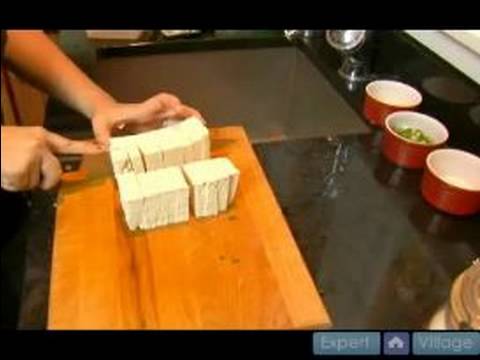 Chigae Kore Kimchi Yahnisi Tarifi : Kore Kimchi Chigae Güveç Tofu İçin Hazırlanıyor 