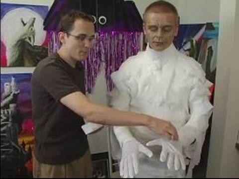 Mumya Cadılar Bayramı İçin Bir Kostüm Yapmak İçin Nasıl : Bir Mumya Kostüm İçin Ellerini Sarmak İçin Nasıl 