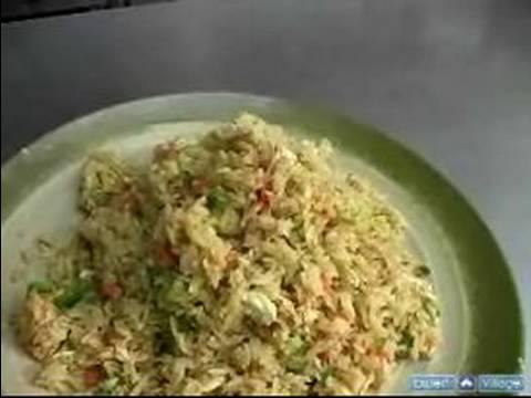 Nasıl Rice Fried Olun: Soya Sosu Ekleme: Kızarmış Pilav Tarifi