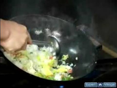 Nasıl Rice Fried Olun: Wok Malzemeyi Birleştirmek