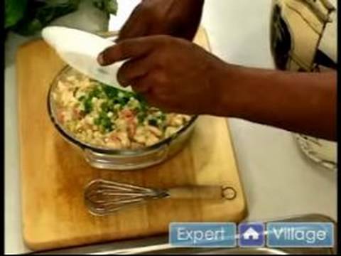 Nasıl Karides Makarna Salatası Yapmak İçin : Makarna Salatası Karides İçin Soğan Ekleyin 