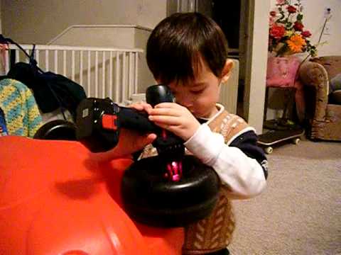 Çocuk Kullanır Oyuncak Matkap Oyuncak Araba Düzeltmek İçin