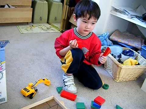 Çocuk Ev Kırmızı Üçgen Oyuncak Bloklarla İnşa