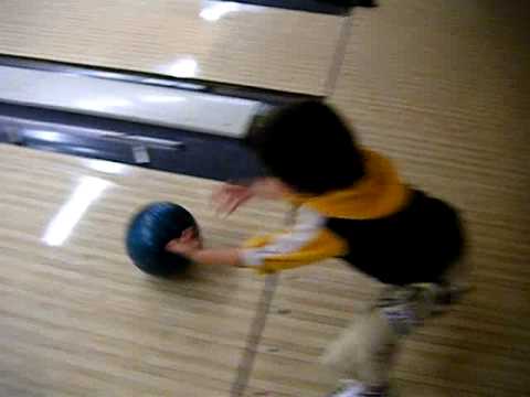 Çocuk Gider Bowling Gösterir Sonrası Bowling Atış Kontrol